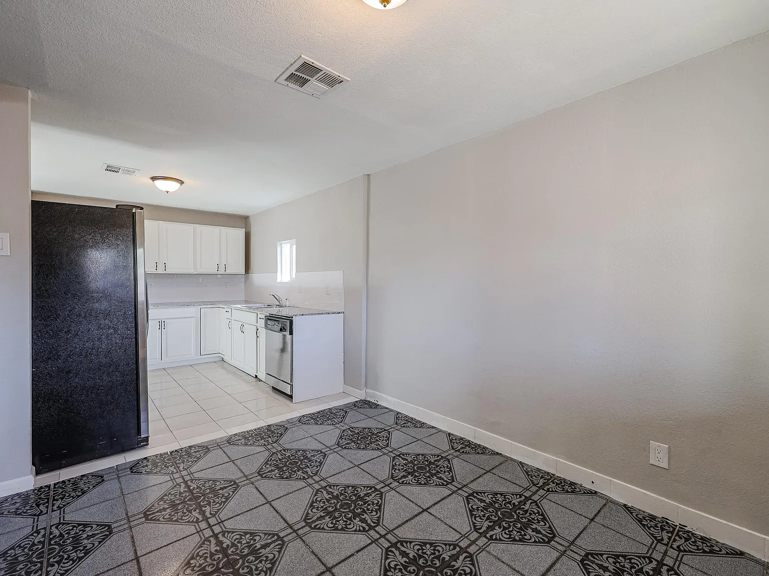 6 bed, 2552 sqft, $2,850 — Photo 3