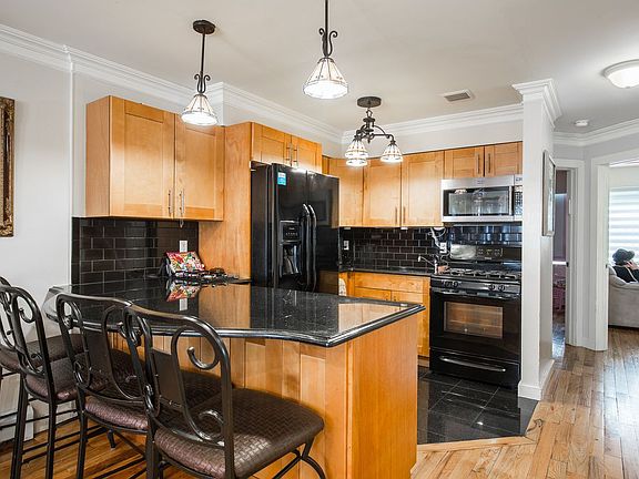 2nd image of 475 Lafayette Ave