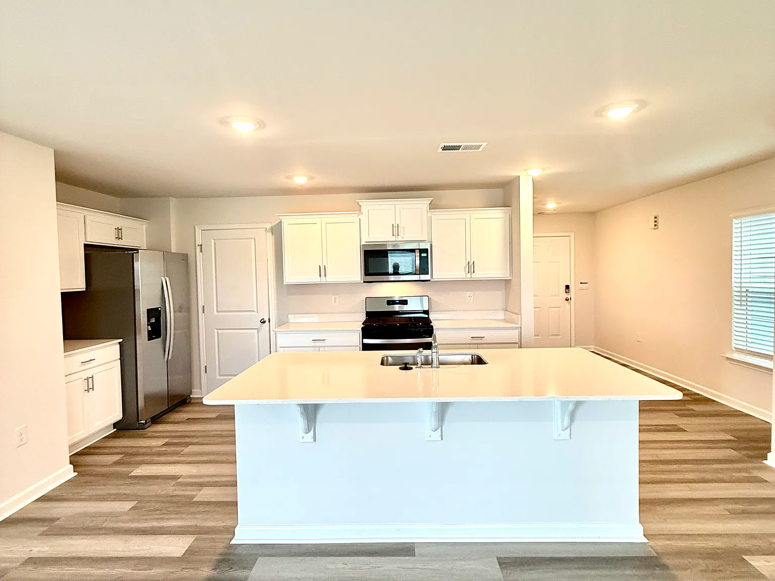 4 bed, 2.5 bath, 2100 sqft, $2,490 — Photo 4