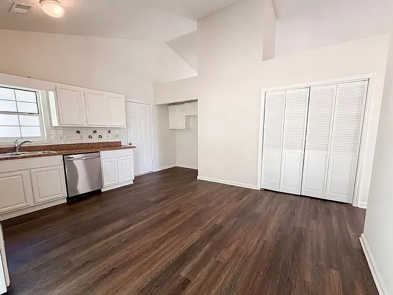 2028 Larson Ln — Photo 4