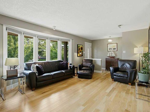 4th image of 736 SE Canfield Pl SW