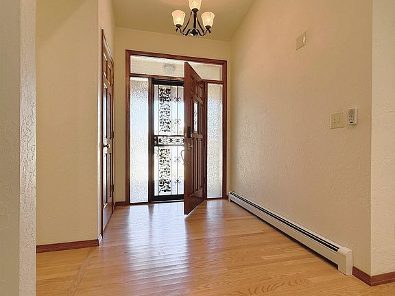 4th image of 3825 Applewood St