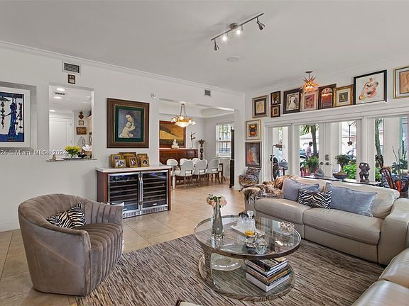 5th image of 572 Loretto Ave #6