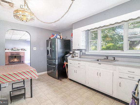 4th image of 408 Clinton Rd