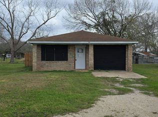 122 Rosa St, Edna, TX 77957