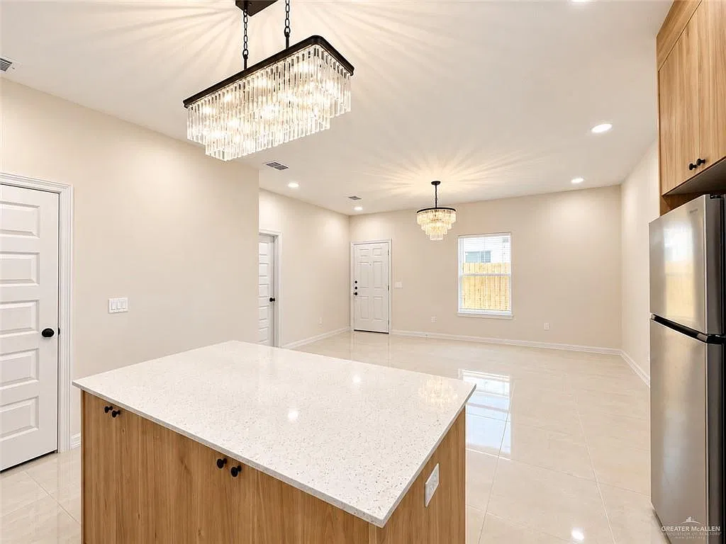 3 bed, 2.0 bath, 2200 sqft, $1,400 — Photo 4
