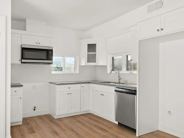 1853 S Longwood Ave #1853 — Photo 4