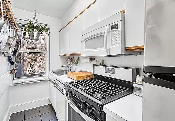 4th image of 424 E 52nd St APT 5B