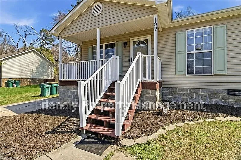 3 bed, 2.0 bath, 1120 sqft, $1,695 — Photo 3