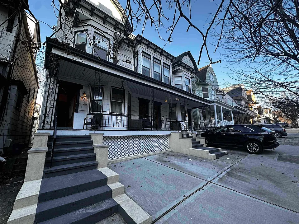 138 Kensington Ave #1