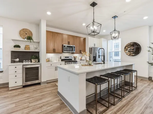 8847 Meridian Way, Woodbury, MN 55125