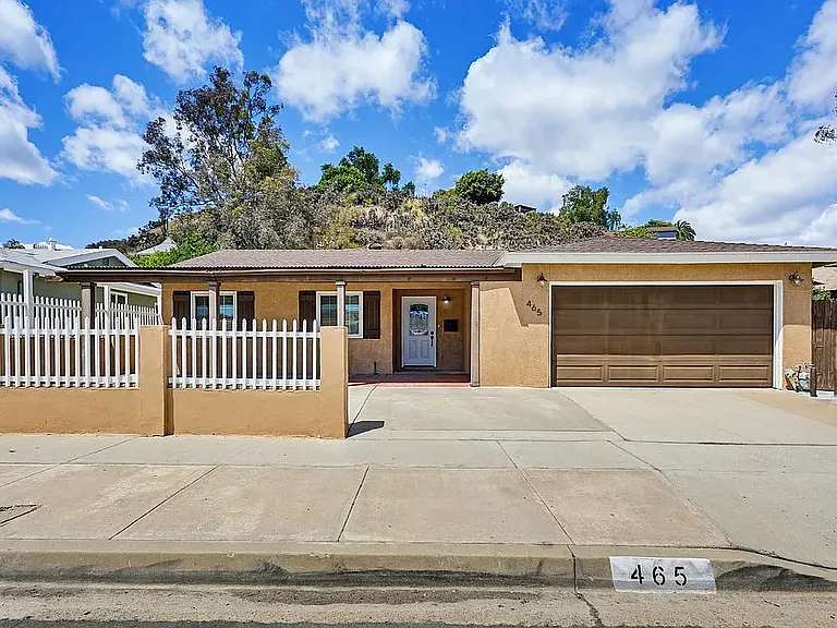 465 Meadowbrook Dr — Photo 1