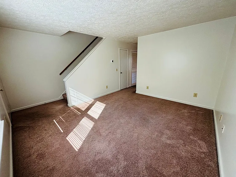 2 Bedroom, 1 Bath Apartment — Photo 16
