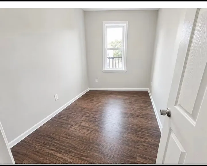 812 Clinton Ave #4L — Photo 2