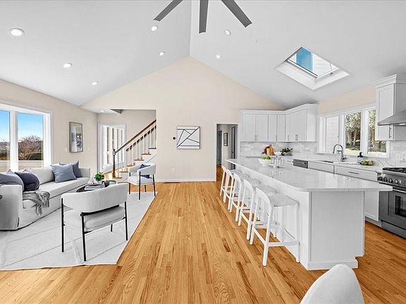 4th image of 95 Holman St