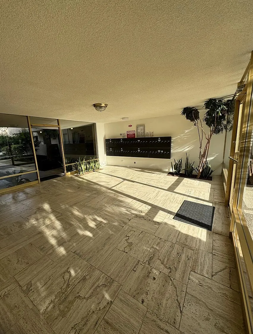 Encino Hillcrest Apartment — Photo 2