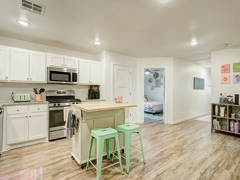 1520 N Market Ave — Photo 12