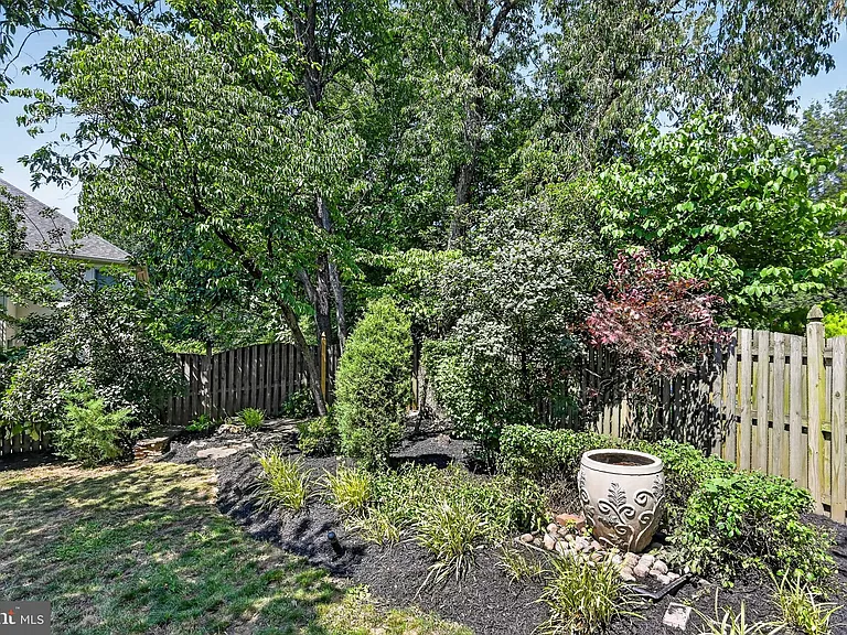 2207 Frank St — Photo 61