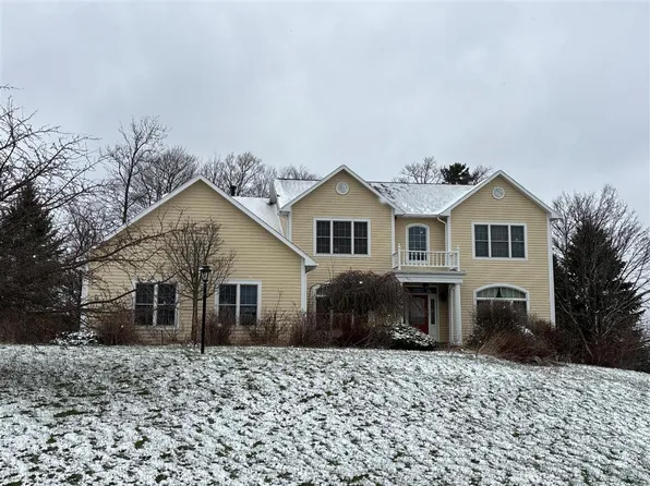4975 Brittany Ln, Syracuse, NY 13215
