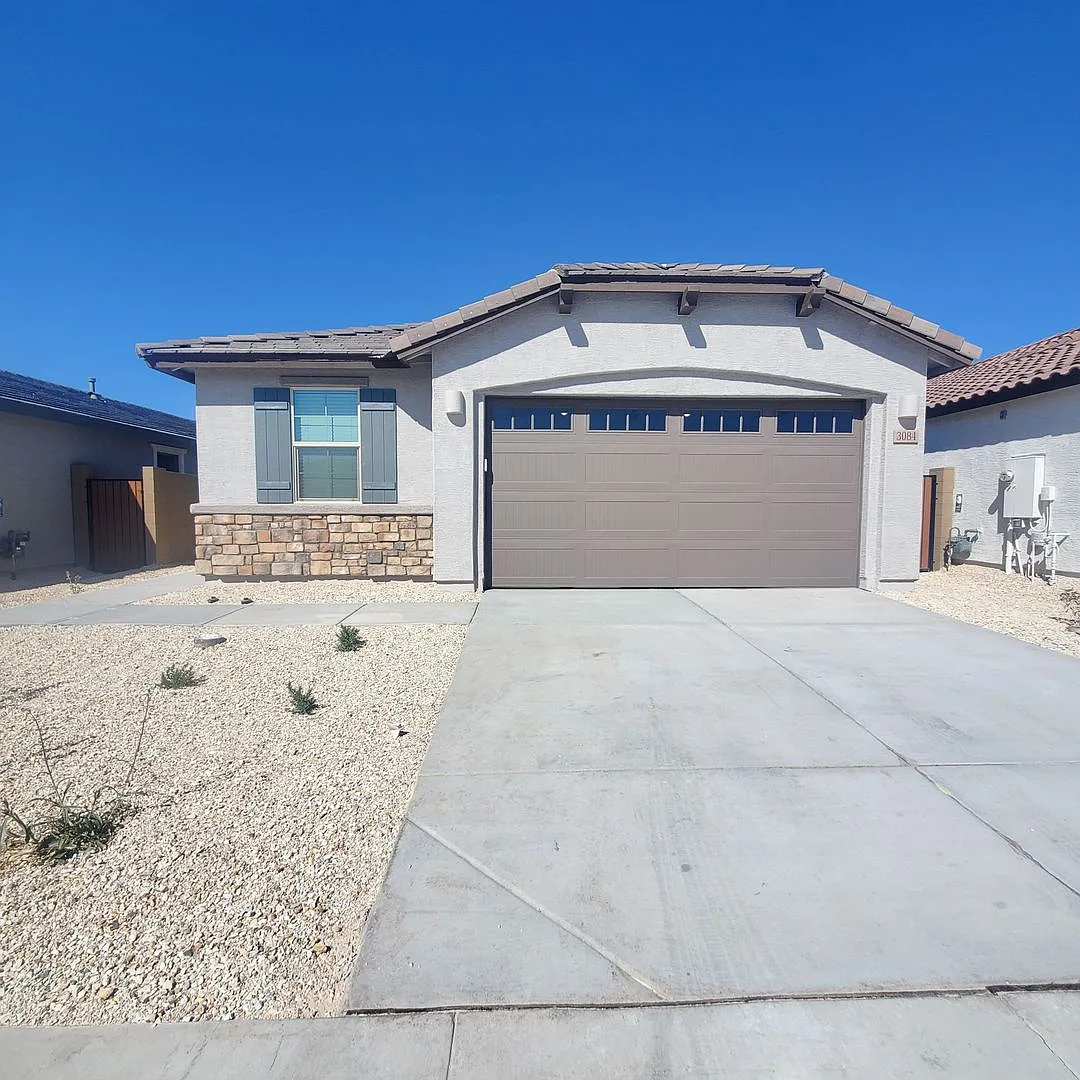 4 Bedroom / 2 Bathroom Newer Home In Apache Junction — Photo 1