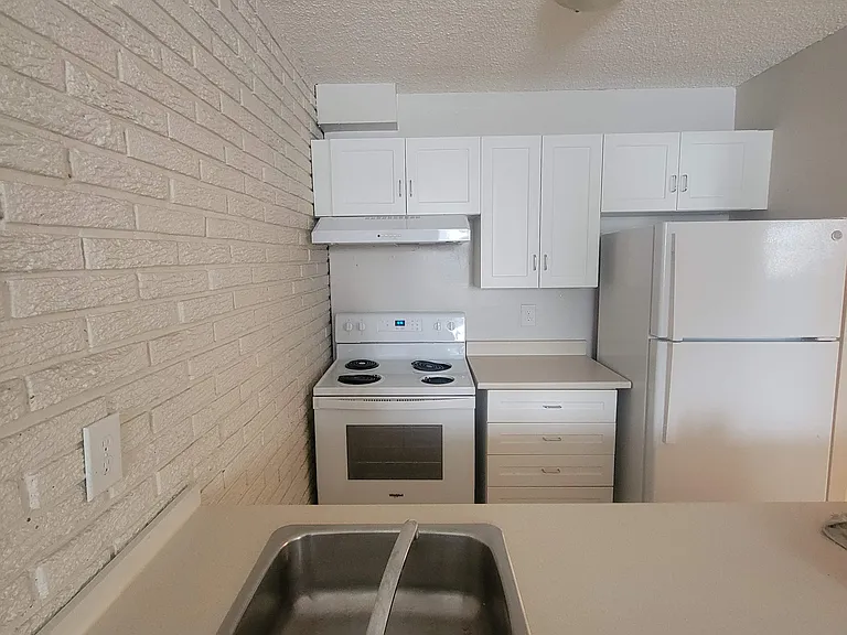 805 Marlborough St N — Photo 2