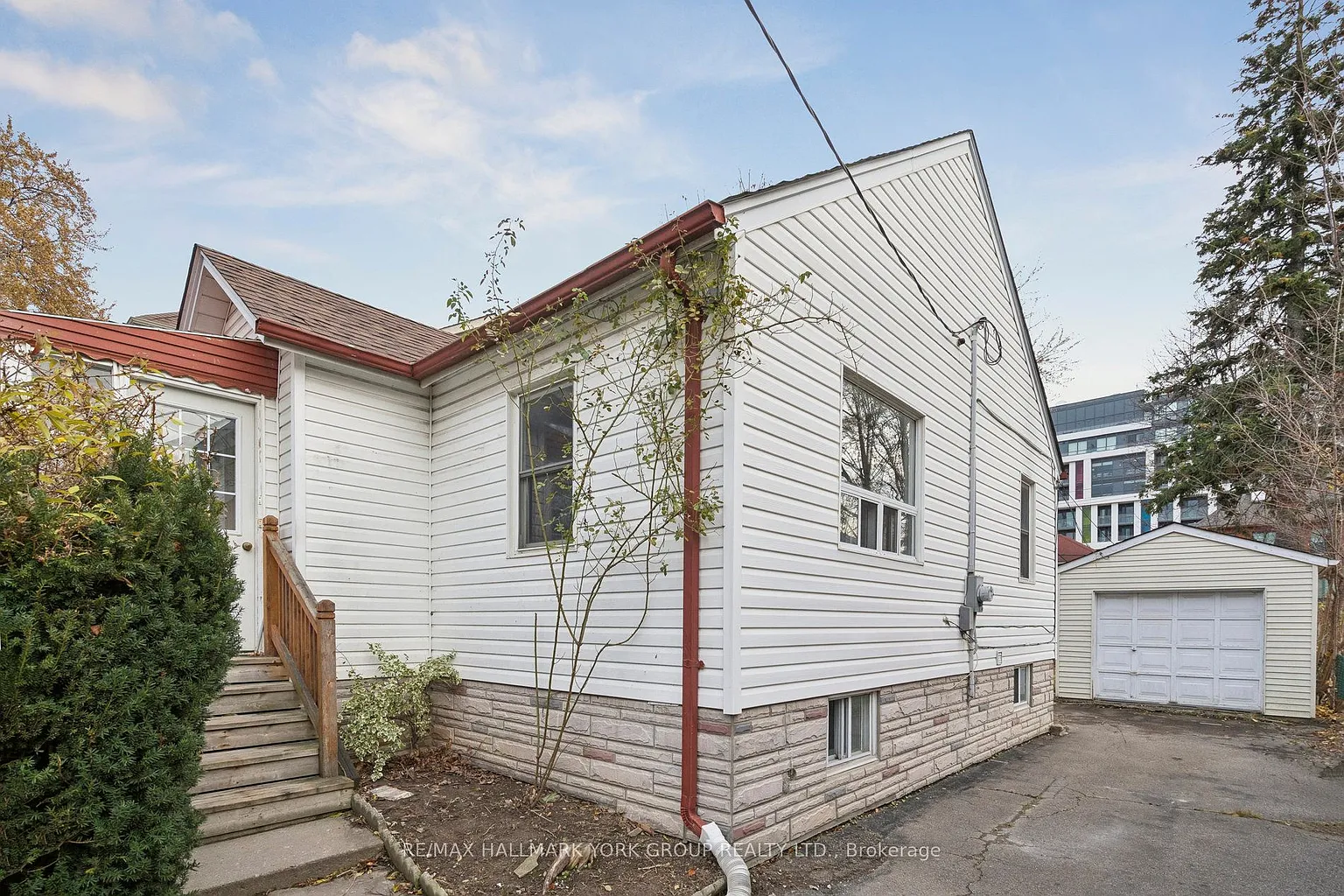211 Maplehurst Ave photo 1