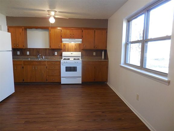 5th image of 104 Elmwood St