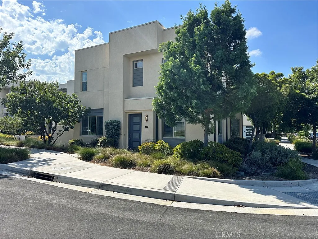 3 bed, 2.5 bath, 1702 sqft, $5,500 — Photo 3
