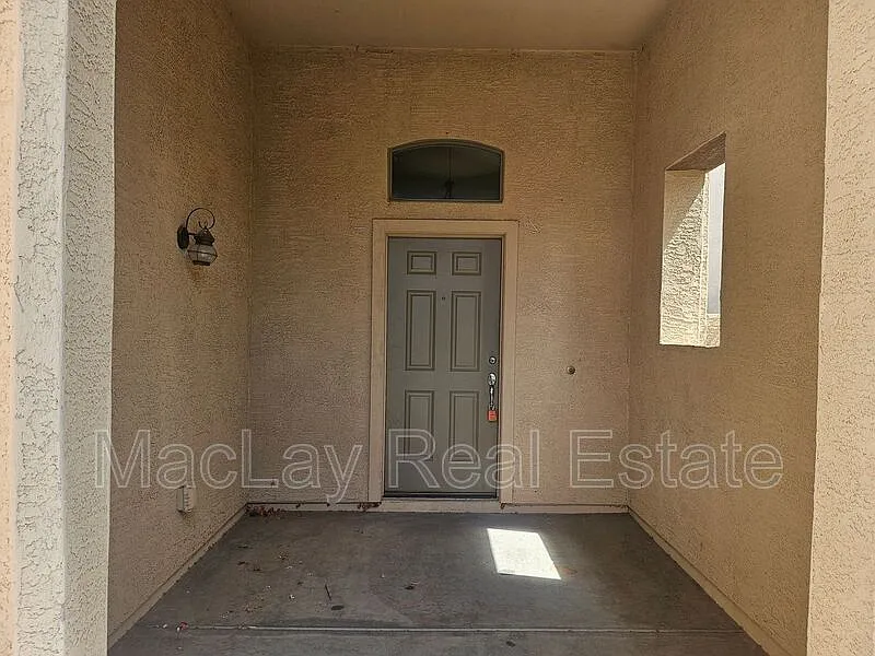 4 bed, 2.5 bath, 2483 sqft, $1,995 — Photo 2