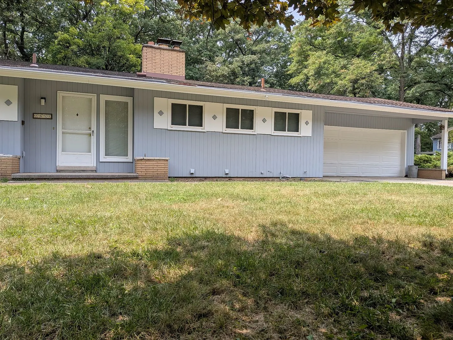 Available now! Inviting ranch situated in desirable North Ann Arbor — Photo 2