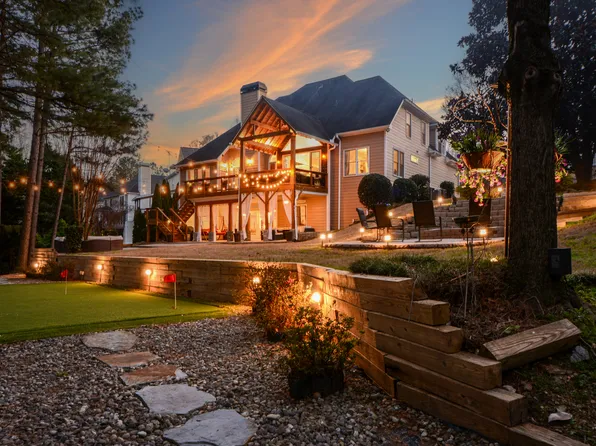 515 Hillcrest View Dr, Suwanee, GA 30024