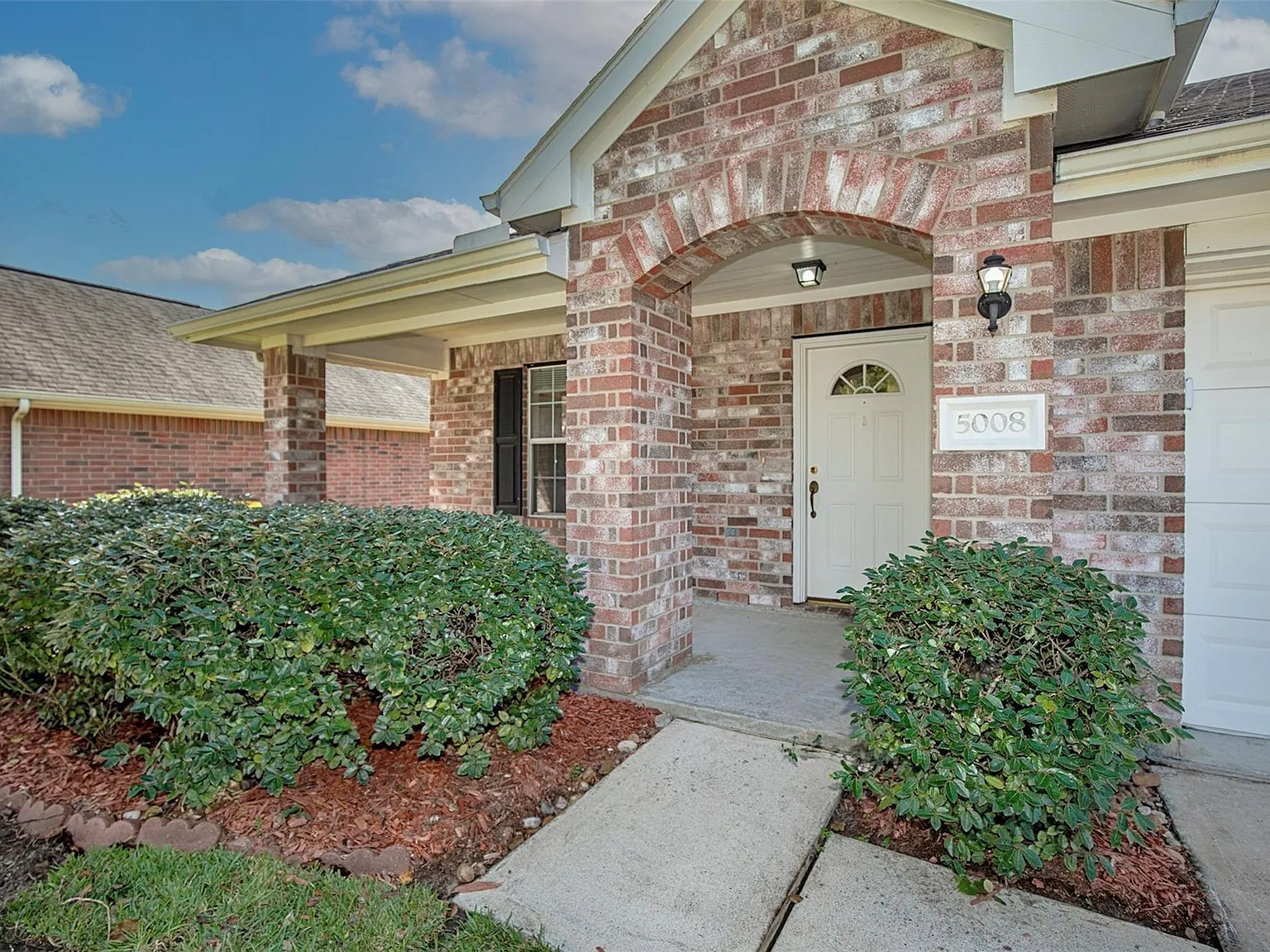 3 bed, 2.0 bath, 1513 sqft, $1,975 — Photo 3