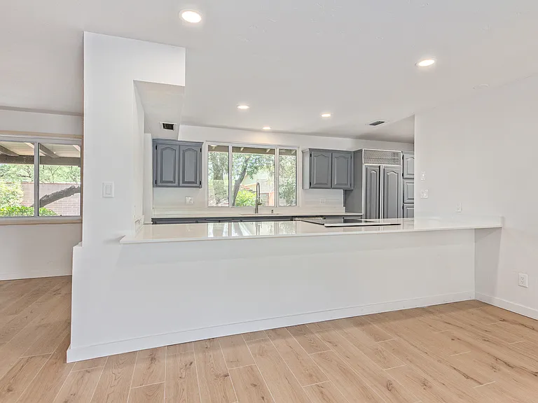 KITCHEN WITH BREAKFAST BAR