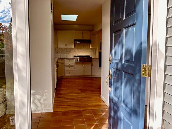 Side entrance into the kitchen