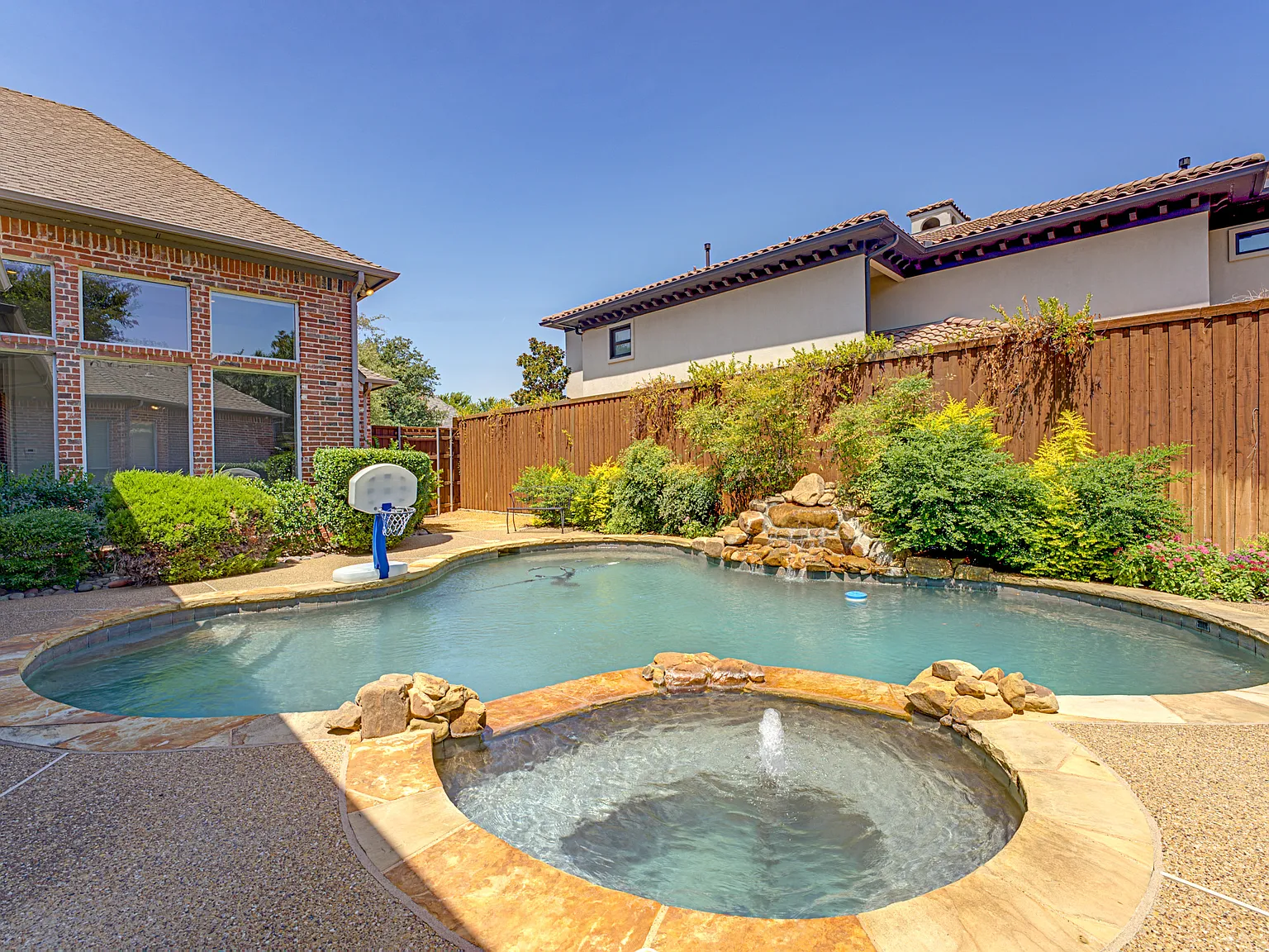6 bed, 4.5 bath, 6065 sqft, $7,995 — Photo 2