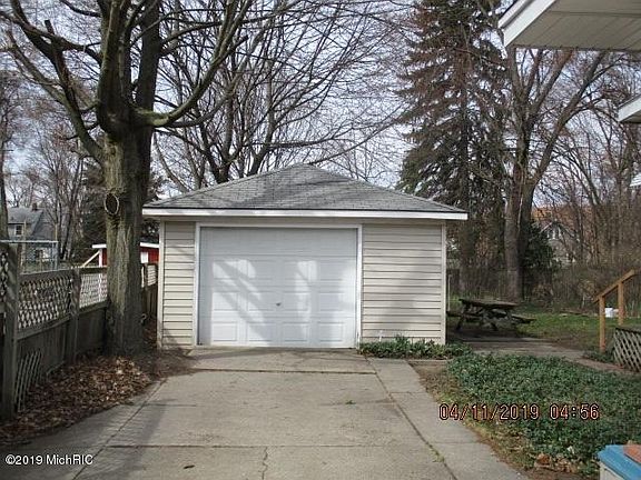 2nd image of 229 Wesley St SE