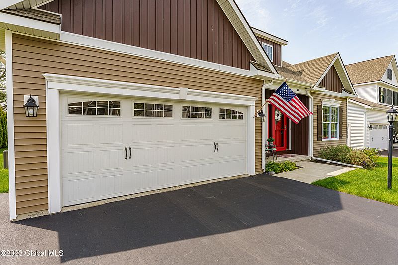 3rd image of 27 Lakepointe Way