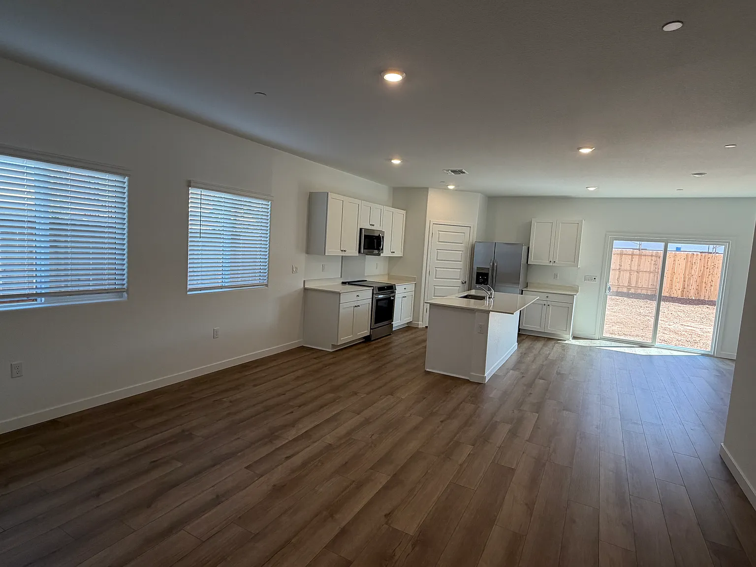 4 bed, 2.5 bath, 1913 sqft, $2,890 — Photo 2
