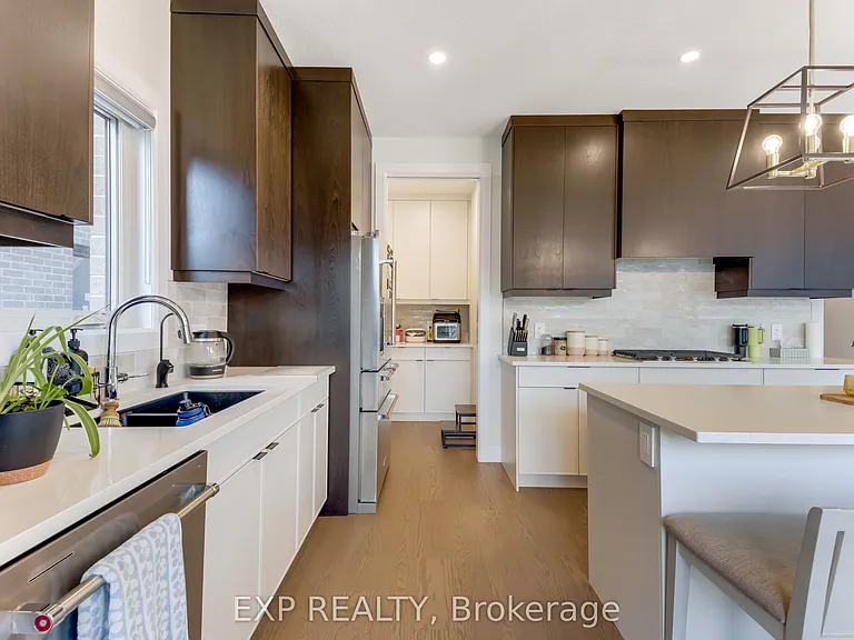 266 Hesselman Cres — Photo 14