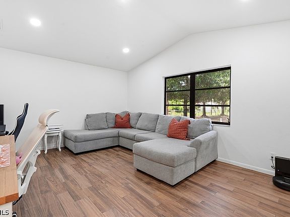 4th image of 315 Roosevelt Ave