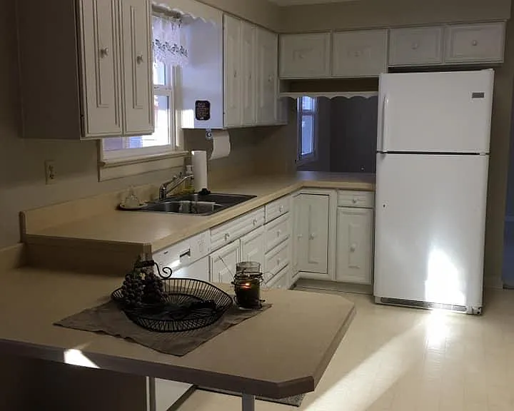 Kitchen. Oven, range, microwave, dishwasher, refrigerator