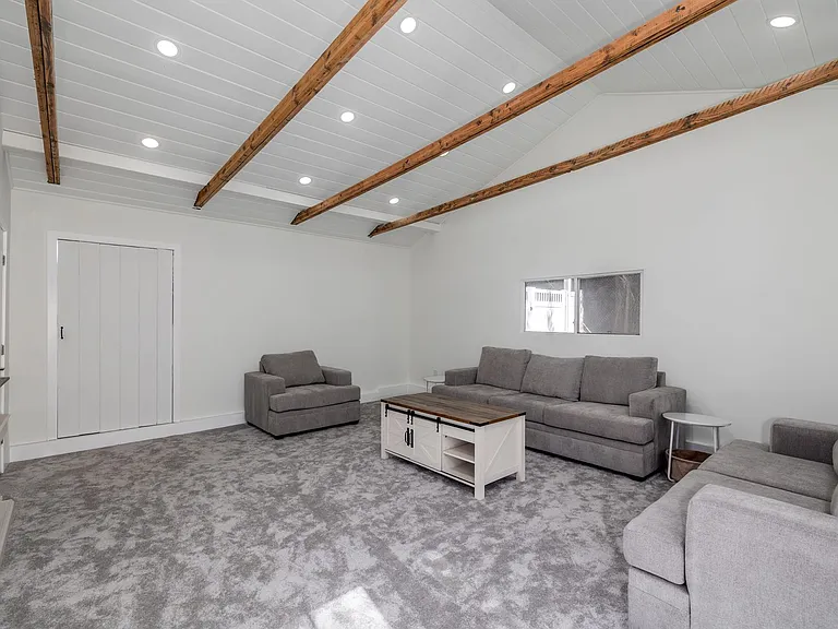 9501 Clybourn Ave — Photo 12