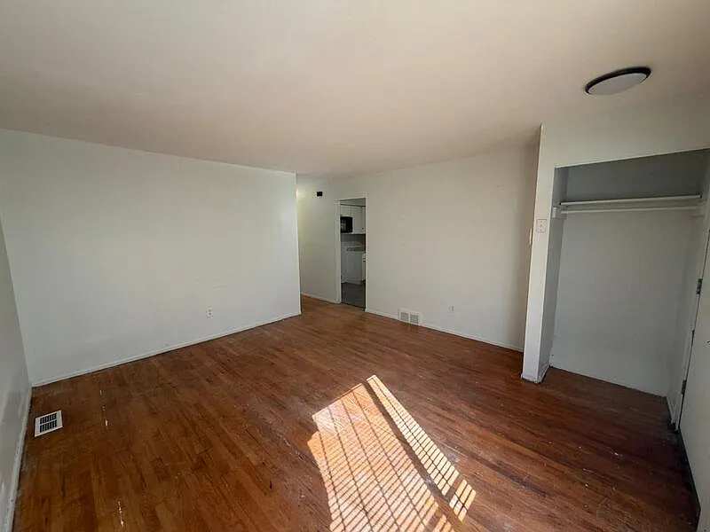 3 bed, 1.0 bath, 936 sqft, $1,400 — Photo 3