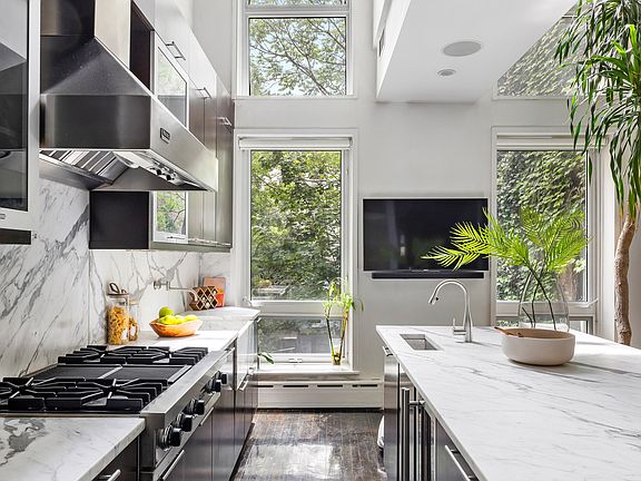 3rd image of 262 W 25th St #2