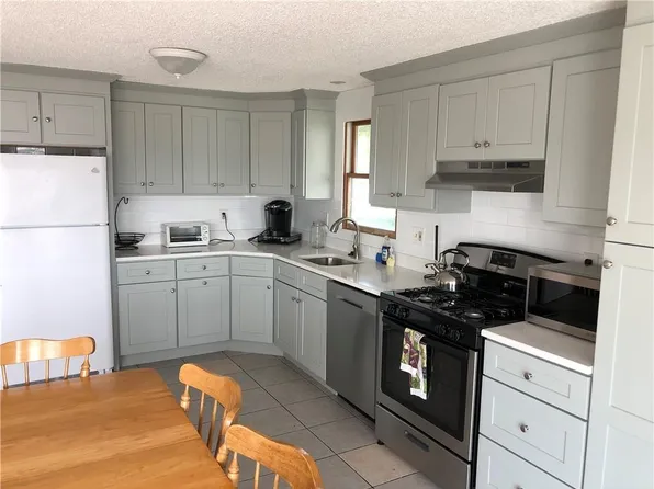 8 Seascape Ave, Middletown, RI 02842