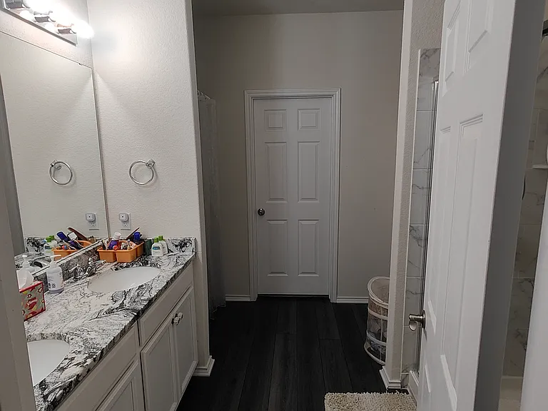 Master bath w/ Granite Countertops