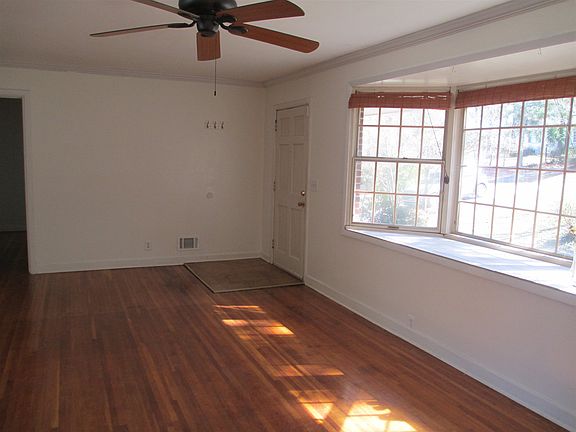 Living Room w/bay window