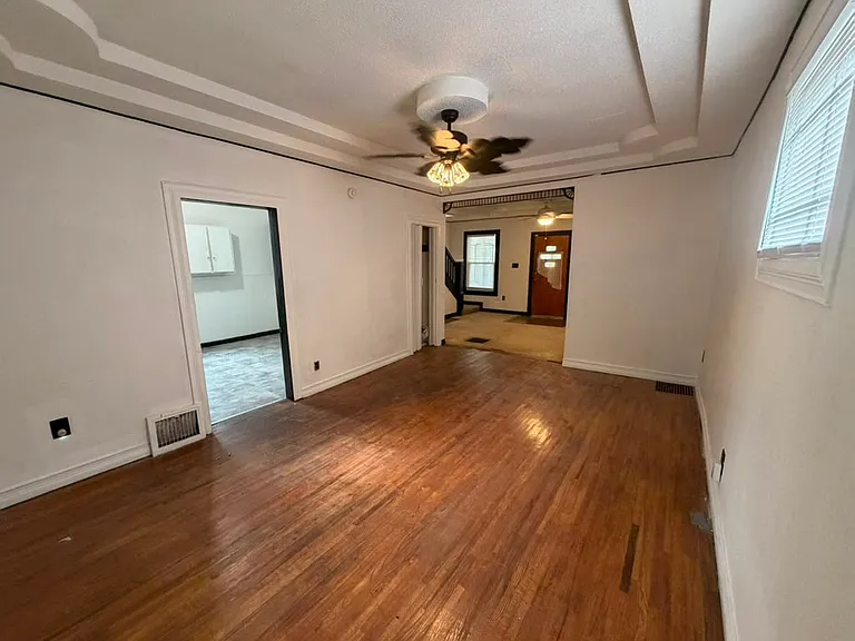 451 E Pearl St — Photo 3