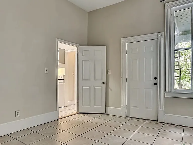 520 E Waldburg St #B — Photo 8