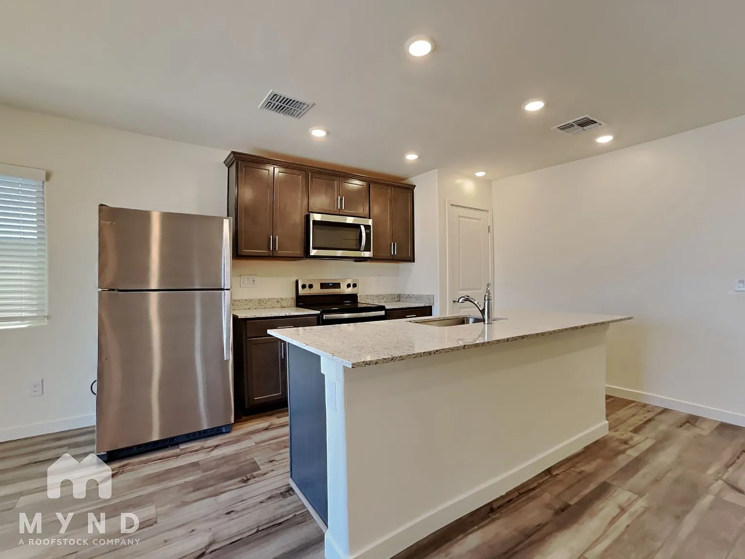 3 bed, 2.0 bath, 1244 sqft, $1,620 — Photo 3